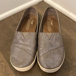 Toms Metallic silver/gray Avalon slip-on womens Sz 6